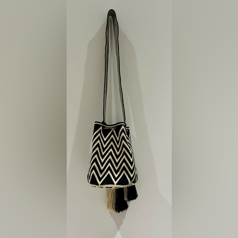 Elegant Black and Cream Chevron Crossbody Bag - Picture 3 of 12